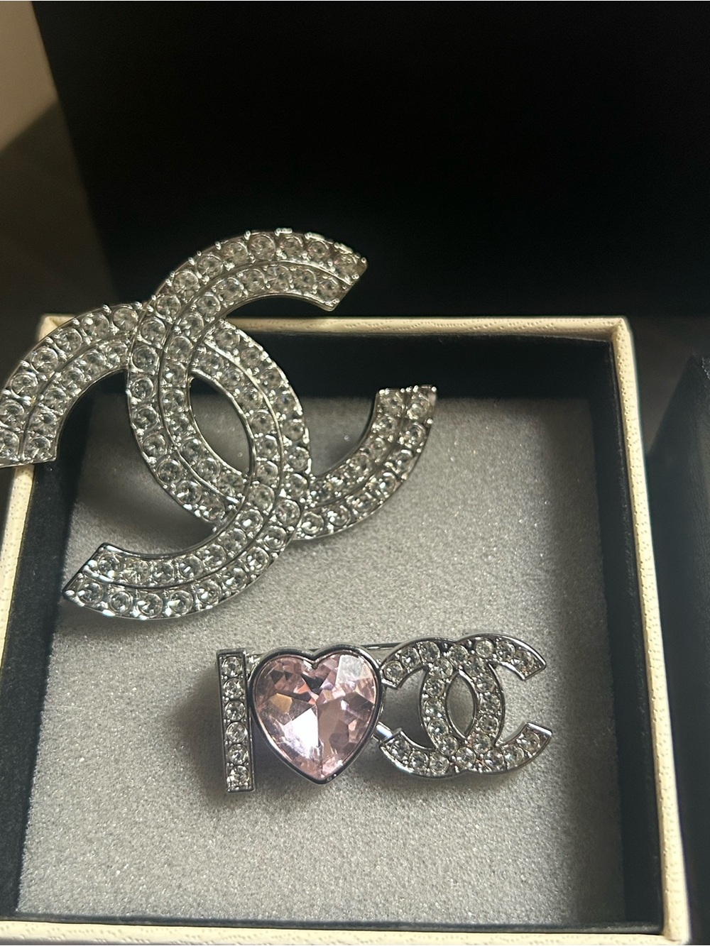 CHANEL lot of 2 brooches pins with bag and box - Picture 2 of 4